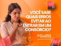 Famílias planejando consórcio com planilha, calculadora e consultor Canopus